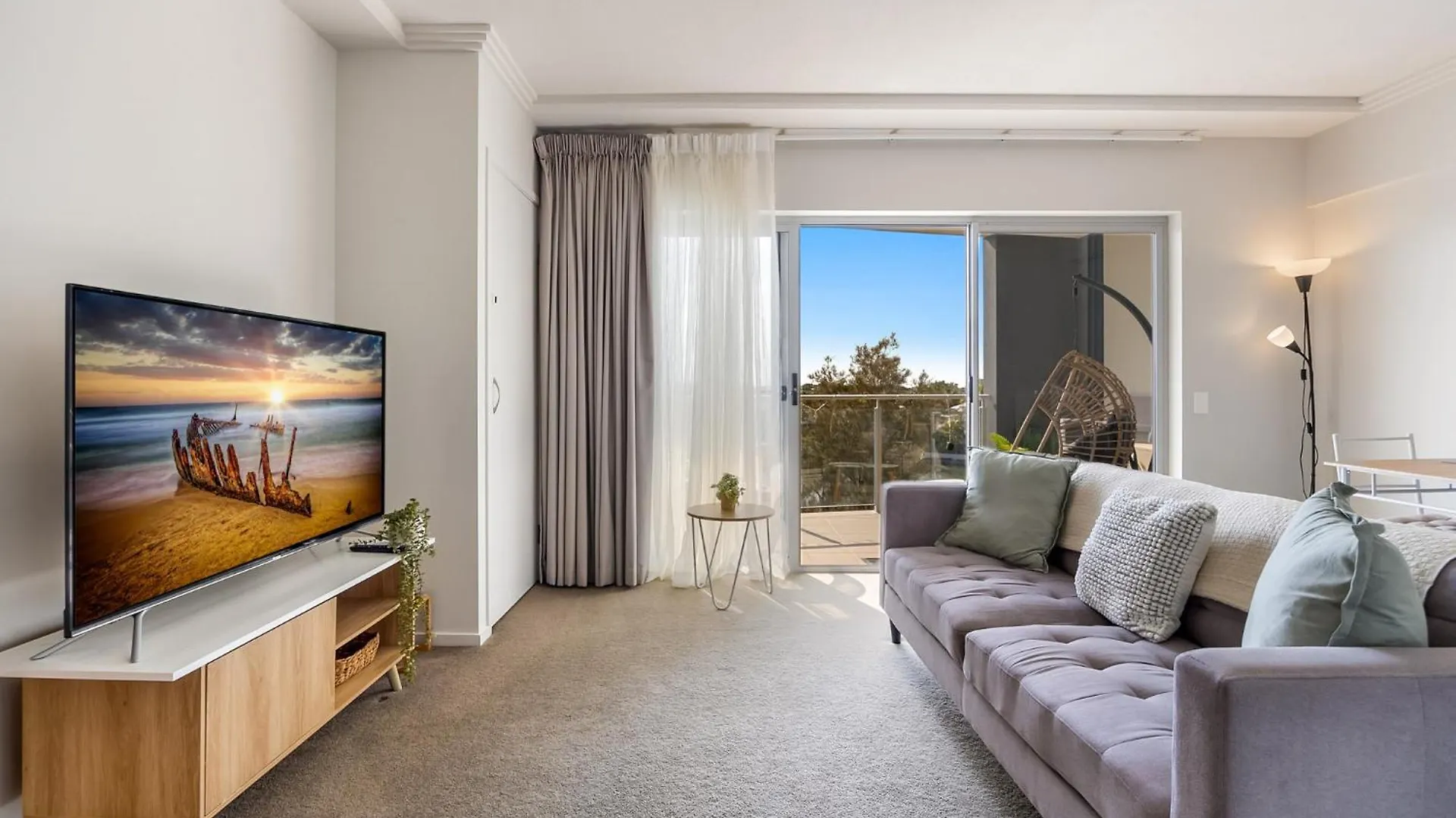 Birtinya 1-Bed With Canal Views And Pool Kawana Waters