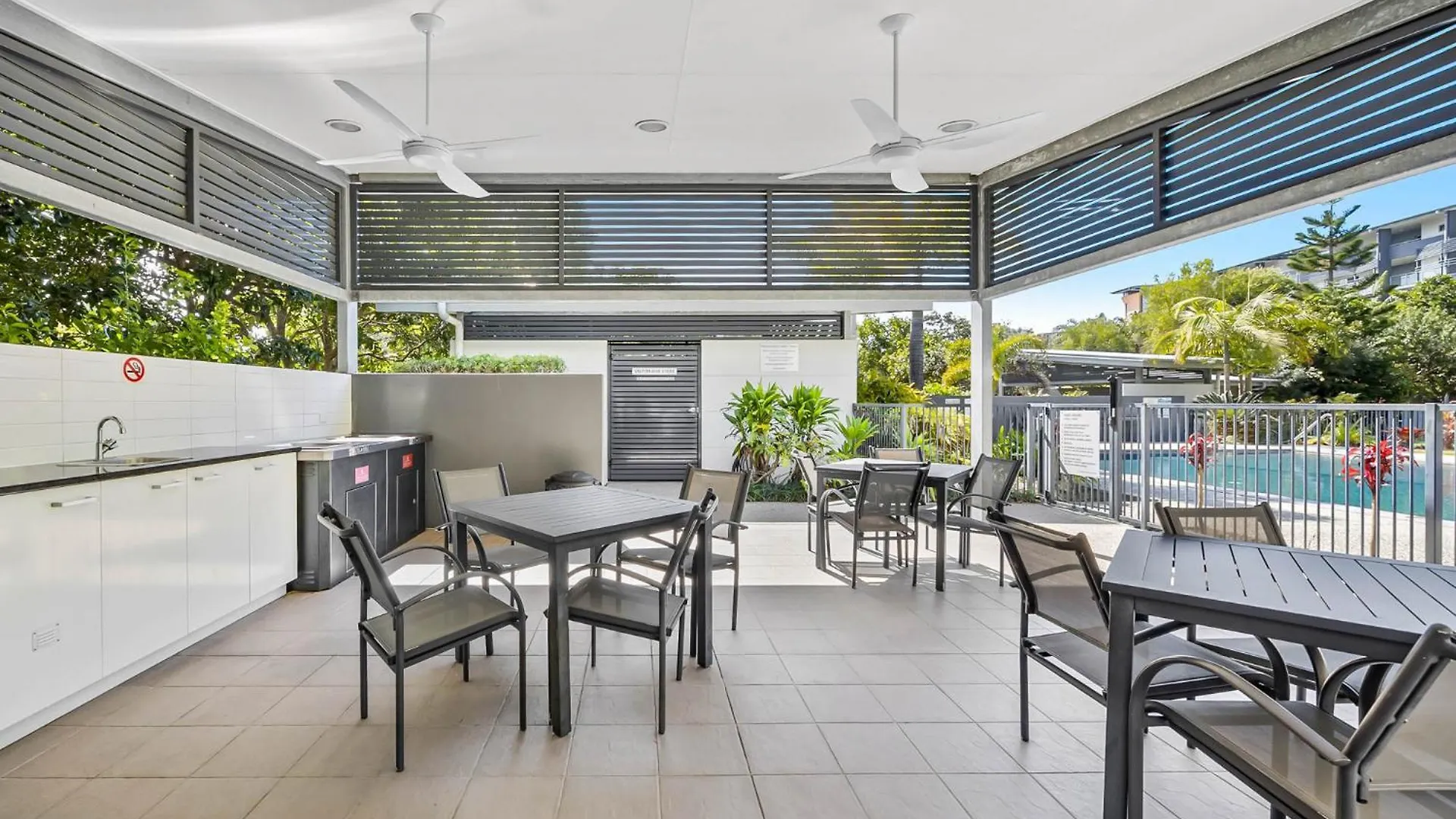Birtinya 1-Bed With Canal Views And Pool Kawana Waters Διαμέρισμα